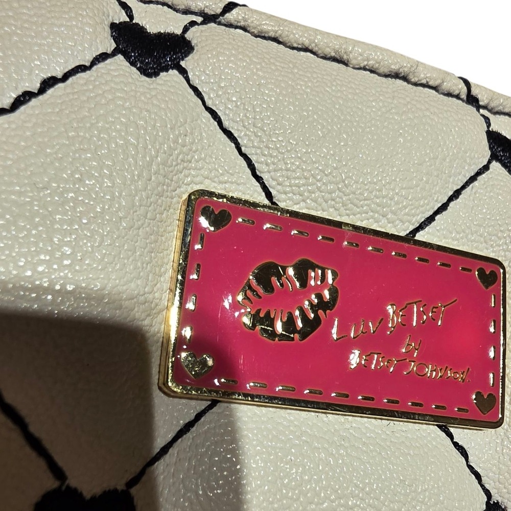 Betsey Johnson Satchel Purse Quilted Heart Print Crossbody Bag MINT condition - Picture 2 of 6